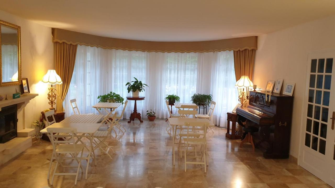 Crown Roads Bed & Breakfast Le Faouet  Bagian luar foto